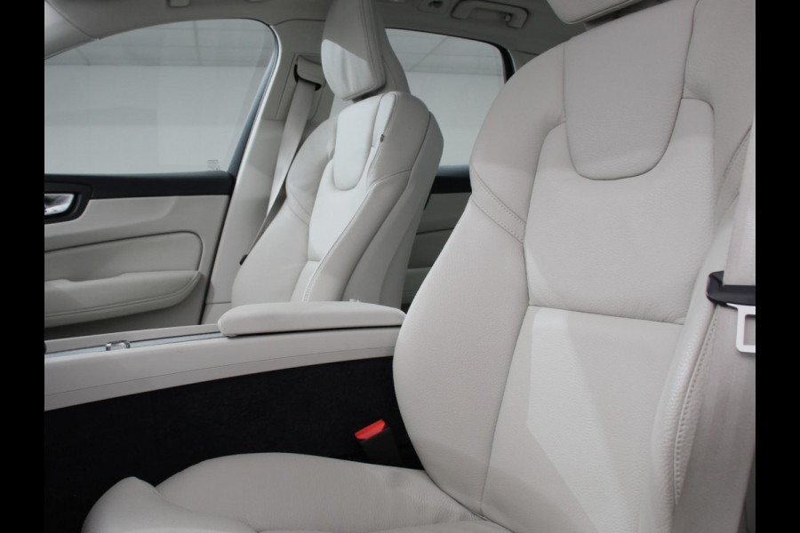 Volvo XC60 2.0 T6 Plug-in hybrid AWD Ultra Bright Climate control Adaptieve cruise control Navigatie Panoramadak Trekhaak Parkeersensoren 360* camera Voorstoelen verwarmd  Apple Carplay/ Android auto