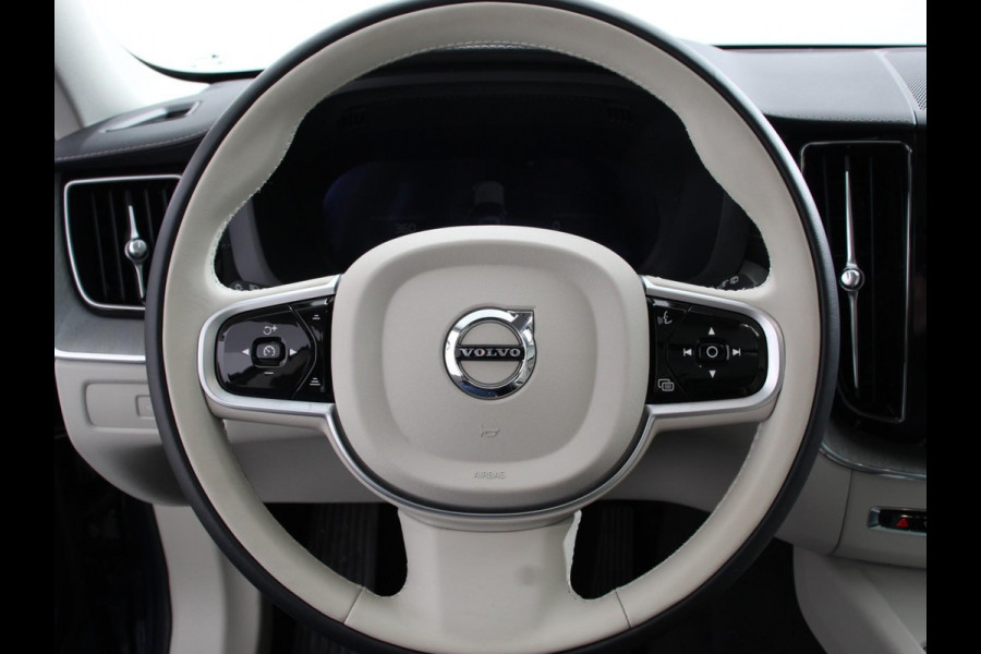 Volvo XC60 2.0 T6 Plug-in hybrid AWD Ultra Bright Climate control Adaptieve cruise control Navigatie Panoramadak Trekhaak Parkeersensoren 360* camera Voorstoelen verwarmd  Apple Carplay/ Android auto