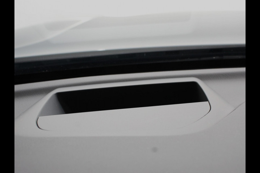 Volvo XC60 2.0 T6 Plug-in hybrid AWD Ultra Bright Climate control Adaptieve cruise control Navigatie Panoramadak Trekhaak Parkeersensoren 360* camera Voorstoelen verwarmd  Apple Carplay/ Android auto