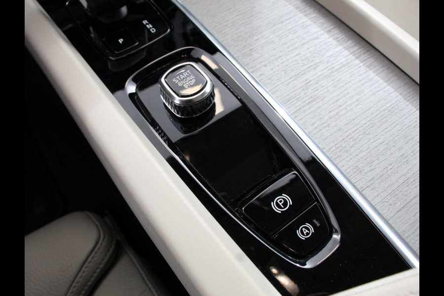 Volvo XC60 2.0 T6 Plug-in hybrid AWD Ultra Bright Climate control Adaptieve cruise control Navigatie Panoramadak Trekhaak Parkeersensoren 360* camera Voorstoelen verwarmd  Apple Carplay/ Android auto