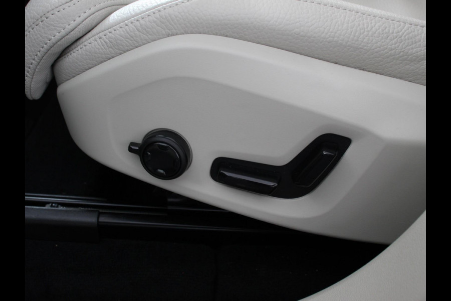 Volvo XC60 2.0 T6 Plug-in hybrid AWD Ultra Bright Climate control Adaptieve cruise control Navigatie Panoramadak Trekhaak Parkeersensoren 360* camera Voorstoelen verwarmd  Apple Carplay/ Android auto