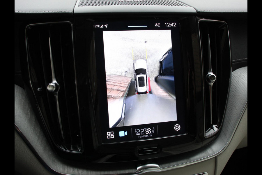 Volvo XC60 2.0 T6 Plug-in hybrid AWD Ultra Bright Climate control Adaptieve cruise control Navigatie Panoramadak Trekhaak Parkeersensoren 360* camera Voorstoelen verwarmd  Apple Carplay/ Android auto