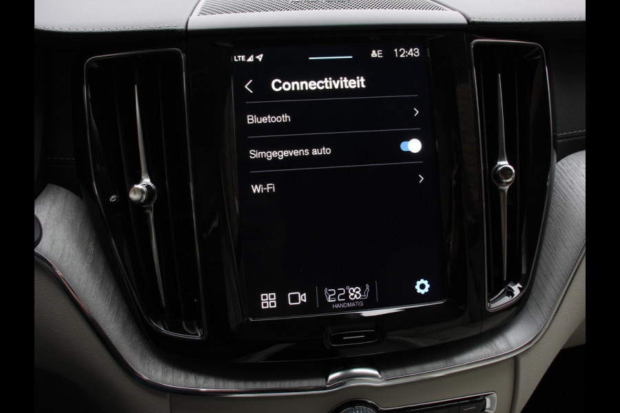 Volvo XC60 2.0 T6 Plug-in hybrid AWD Ultra Bright Climate control Adaptieve cruise control Navigatie Panoramadak Trekhaak Parkeersensoren 360* camera Voorstoelen verwarmd  Apple Carplay/ Android auto