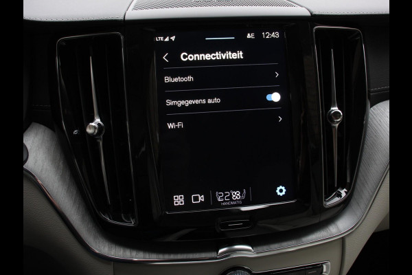 Volvo XC60 2.0 T6 Plug-in hybrid AWD Ultra Bright Climate control Adaptieve cruise control Navigatie Panoramadak Trekhaak Parkeersensoren 360* camera Voorstoelen verwarmd  Apple Carplay/ Android auto