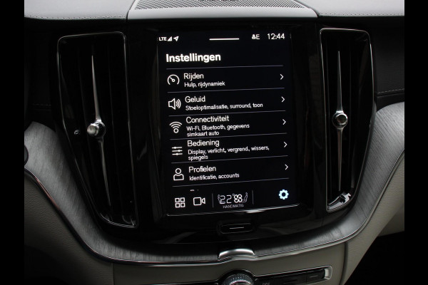 Volvo XC60 2.0 T6 Plug-in hybrid AWD Ultra Bright Climate control Adaptieve cruise control Navigatie Panoramadak Trekhaak Parkeersensoren 360* camera Voorstoelen verwarmd  Apple Carplay/ Android auto