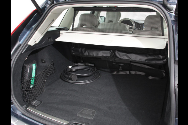 Volvo XC60 2.0 T6 Plug-in hybrid AWD Ultra Bright Climate control Adaptieve cruise control Navigatie Panoramadak Trekhaak Parkeersensoren 360* camera Voorstoelen verwarmd  Apple Carplay/ Android auto