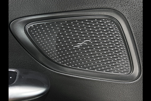 Mercedes-Benz C-Klasse 300 e Business Solution | Parkeerpakket met achteruitrijcamera | Spiegelpakket | Trekhaak | GUARD 360° Plus | Warmtewerend, donkergetint glas | 17 inch vijfspaaks lichtmetalen velgen |