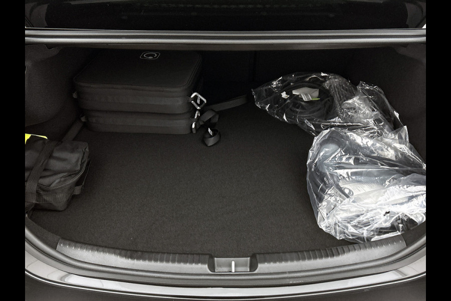 Mercedes-Benz C-Klasse 300 e Business Solution | Parkeerpakket met achteruitrijcamera | Spiegelpakket | Trekhaak | GUARD 360° Plus | Warmtewerend, donkergetint glas | 17 inch vijfspaaks lichtmetalen velgen |
