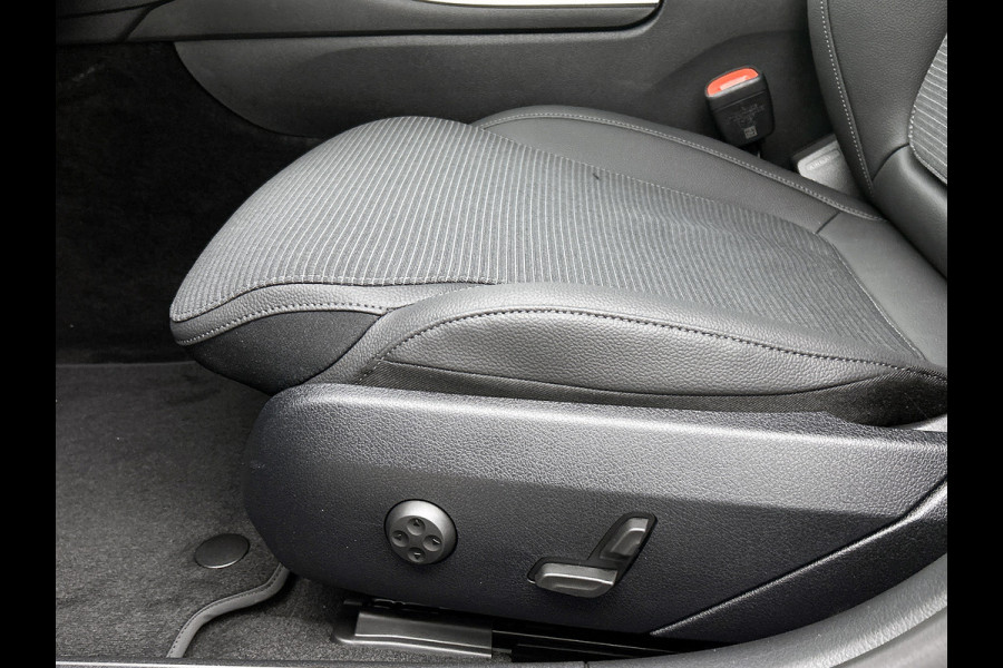 Mercedes-Benz C-Klasse 300 e Business Solution | Parkeerpakket met achteruitrijcamera | Spiegelpakket | Trekhaak | GUARD 360° Plus | Warmtewerend, donkergetint glas | 17 inch vijfspaaks lichtmetalen velgen |