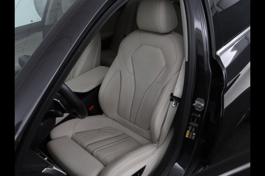 BMW 5 Serie 530e iPerformance High Executive | Leder | Elektrische stoelen | Stoelverwarming | Sfeerverlichting | Adaptive cruise | Carplay | Climate control | Camera | Park assist | PHEV