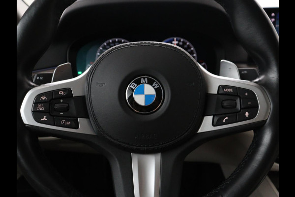 BMW 5 Serie 530e iPerformance High Executive | Leder | Elektrische stoelen | Stoelverwarming | Sfeerverlichting | Adaptive cruise | Carplay | Climate control | Camera | Park assist | PHEV