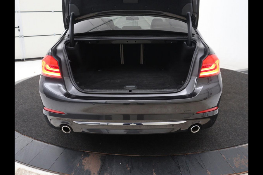 BMW 5 Serie 530e iPerformance High Executive | Leder | Elektrische stoelen | Stoelverwarming | Sfeerverlichting | Adaptive cruise | Carplay | Climate control | Camera | Park assist | PHEV