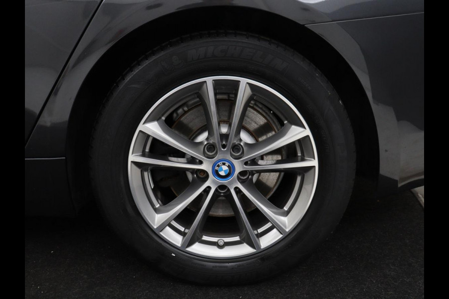 BMW 5 Serie 530e iPerformance High Executive | Leder | Elektrische stoelen | Stoelverwarming | Sfeerverlichting | Adaptive cruise | Carplay | Climate control | Camera | Park assist | PHEV
