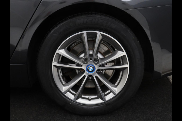 BMW 5 Serie 530e iPerformance High Executive | Leder | Elektrische stoelen | Stoelverwarming | Sfeerverlichting | Adaptive cruise | Carplay | Climate control | Camera | Park assist | PHEV