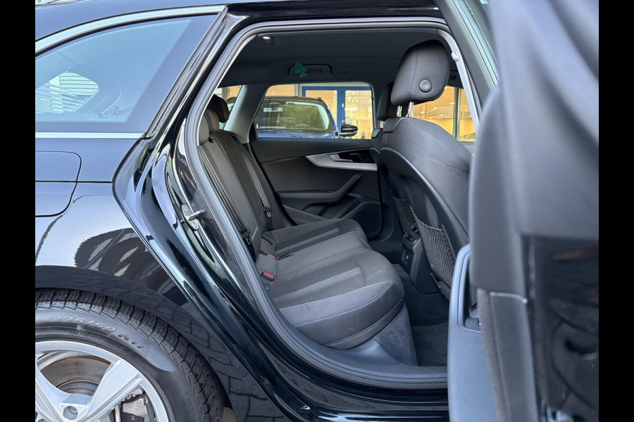 Audi A4 Avant 35 TFSI Advanced Edition 150pk | Wegklapbare Trekhaak | Elek. Kofferklep | Parkeersensoren | DAB |