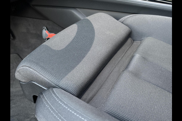 Audi A4 Avant 35 TFSI Advanced Edition 150pk | Wegklapbare Trekhaak | Elek. Kofferklep | Parkeersensoren | DAB |