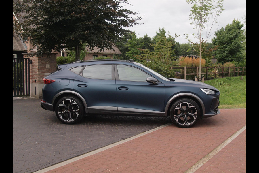 CUPRA Formentor 1.4 e-Hybrid VZ Black Edition | Panoramadak | Trekhaak | Camera | Sfeerverlichting | Leer | NL-Auto |
