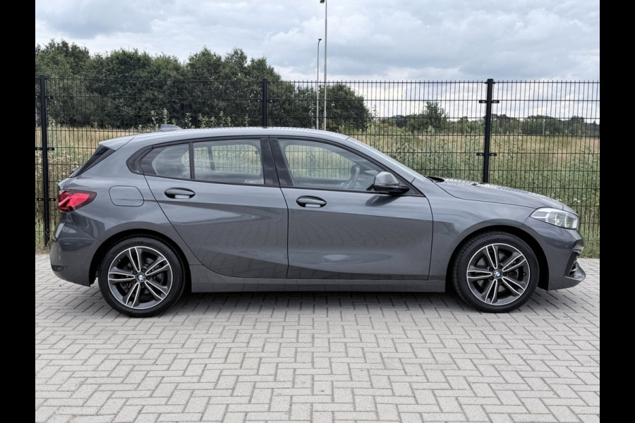 BMW 1-serie 118i Executive Edition | Carplay | PDC | Navi | Sportstuur