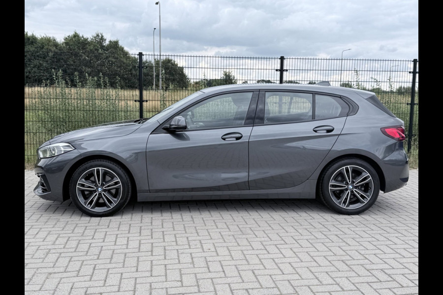 BMW 1-serie 118i Executive Edition | Carplay | PDC | Navi | Sportstuur