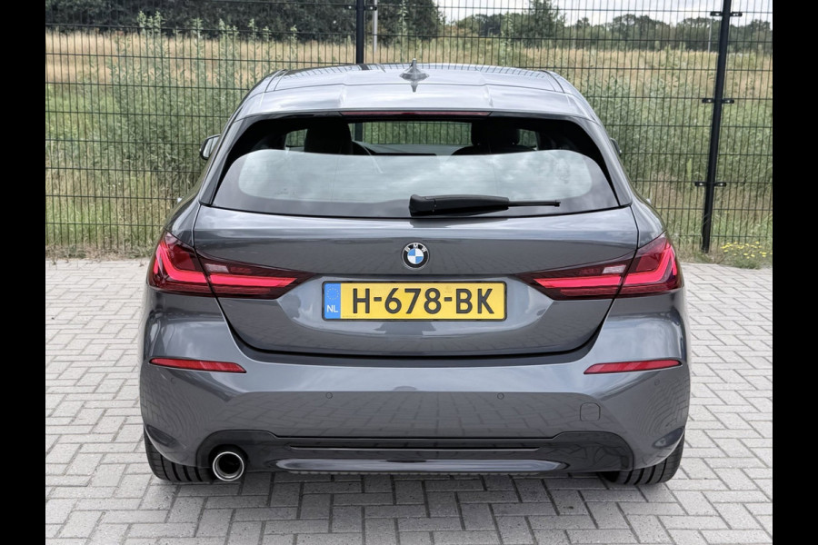 BMW 1-serie 118i Executive Edition | Carplay | PDC | Navi | Sportstuur