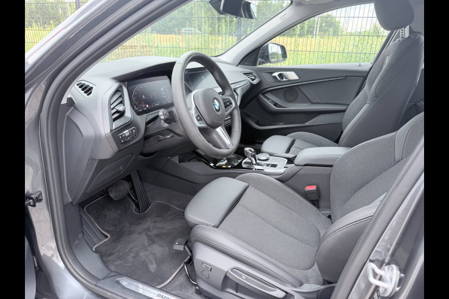BMW 1-serie 118i Executive Edition | Carplay | PDC | Navi | Sportstuur
