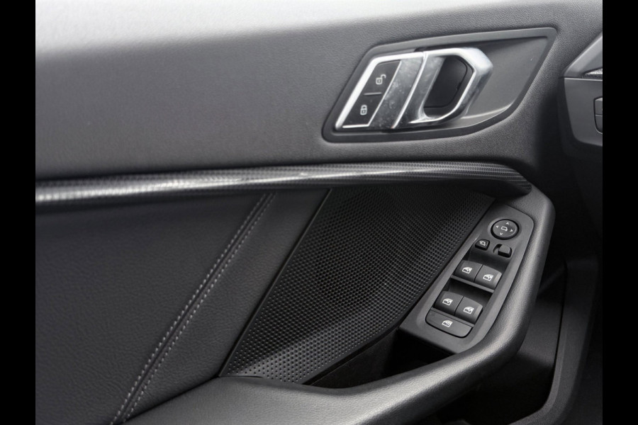 BMW 1-serie 118i Executive Edition | Carplay | PDC | Navi | Sportstuur