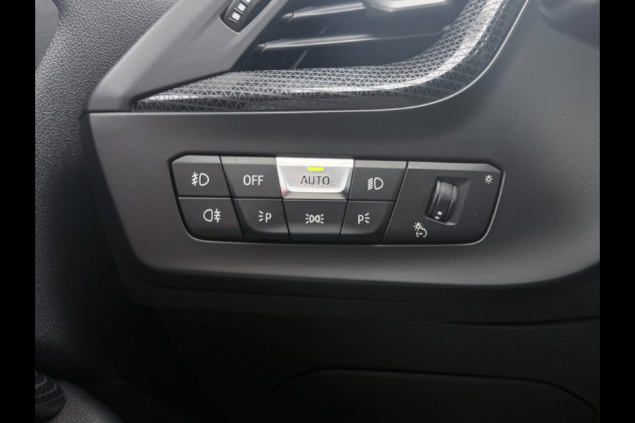 BMW 1-serie 118i Executive Edition | Carplay | PDC | Navi | Sportstuur