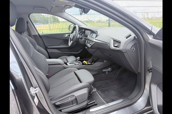 BMW 1-serie 118i Executive Edition | Carplay | PDC | Navi | Sportstuur