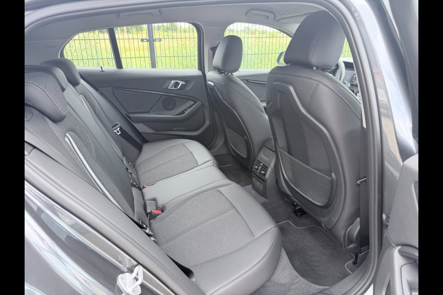 BMW 1-serie 118i Executive Edition | Carplay | PDC | Navi | Sportstuur