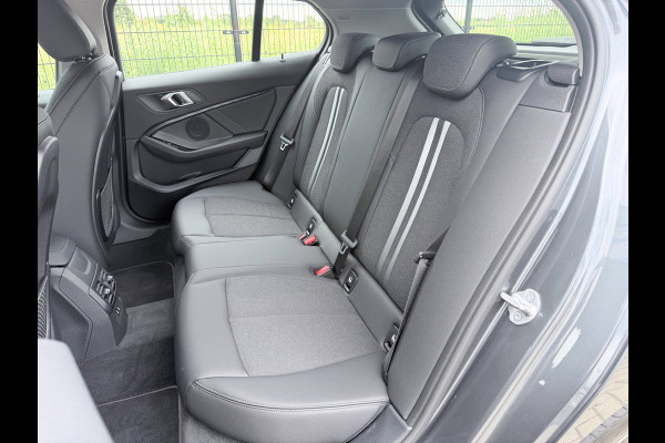 BMW 1-serie 118i Executive Edition | Carplay | PDC | Navi | Sportstuur