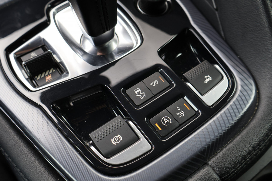 Jaguar F-Type P300 R-Dynamic | 20" CARBON INLEG VELGEN | LED KOPLAMPEN | SPORTUITLAAT | MERIDIDAN AUDIO | COLD CLIMATE PACK INCL. STUURVERWARMING EN VOORRUITVERWARMING INCL WARMTEWEREND GLAS