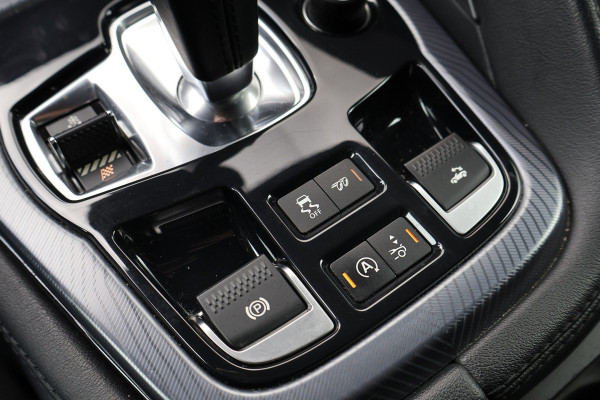 Jaguar F-Type P300 R-Dynamic | 20" CARBON INLEG VELGEN | LED KOPLAMPEN | SPORTUITLAAT | MERIDIDAN AUDIO | COLD CLIMATE PACK INCL. STUURVERWARMING EN VOORRUITVERWARMING INCL WARMTEWEREND GLAS
