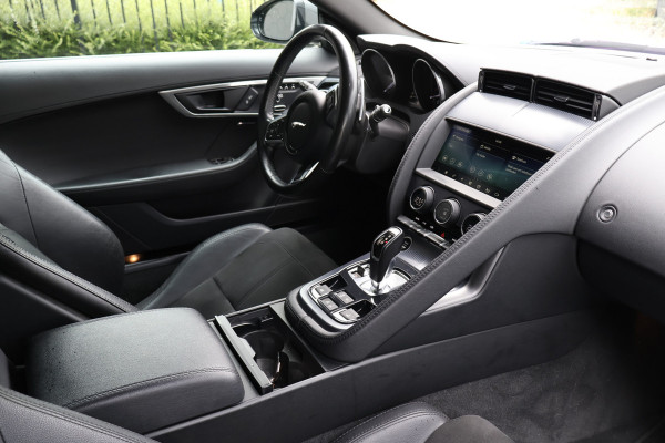 Jaguar F-Type P300 R-Dynamic | 20" CARBON INLEG VELGEN | LED KOPLAMPEN | SPORTUITLAAT | MERIDIDAN AUDIO | COLD CLIMATE PACK INCL. STUURVERWARMING EN VOORRUITVERWARMING INCL WARMTEWEREND GLAS