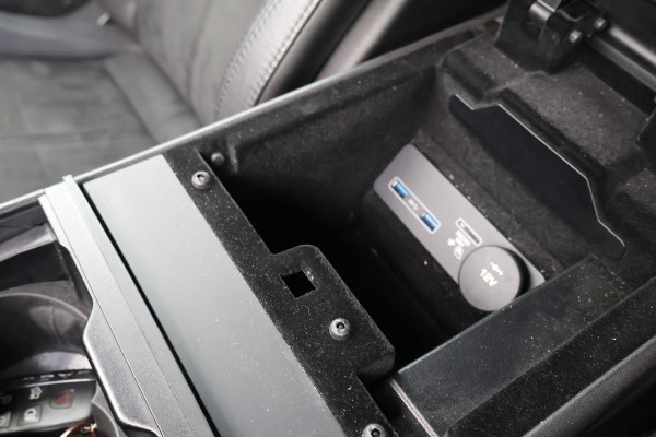 Jaguar F-Type P300 R-Dynamic | 20" CARBON INLEG VELGEN | LED KOPLAMPEN | SPORTUITLAAT | MERIDIDAN AUDIO | COLD CLIMATE PACK INCL. STUURVERWARMING EN VOORRUITVERWARMING INCL WARMTEWEREND GLAS