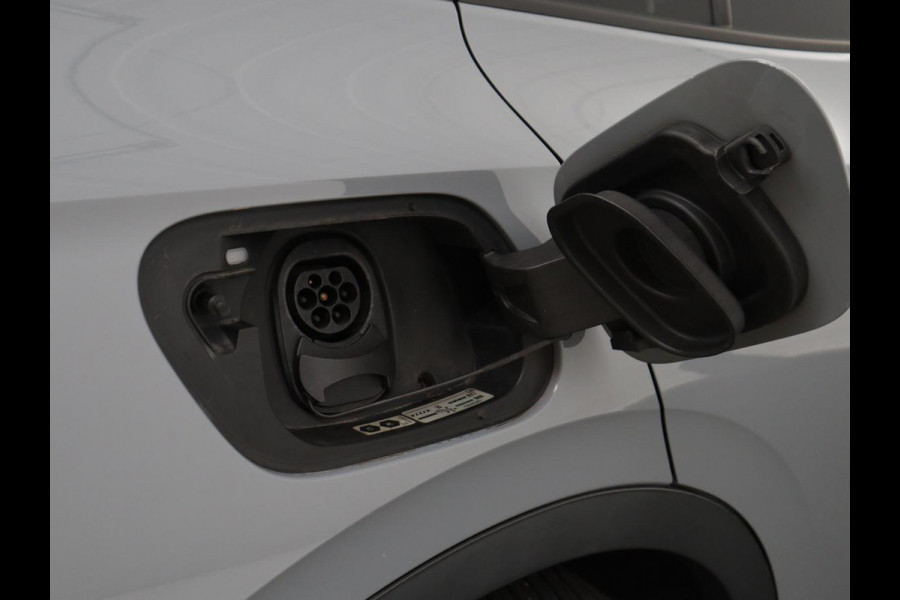 Volkswagen ID.4 Family 77 kWh | SOH 91,3% | Panoramadak | Leder/alcantara | Stuur/stoel verwarming | Sfeerverlichting | Carplay | Adaptive cruise | Camera | Park assist | Trekhaak