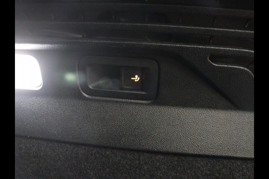 Volkswagen ID.4 Family 77 kWh | SOH 91,3% | Panoramadak | Leder/alcantara | Stuur/stoel verwarming | Sfeerverlichting | Carplay | Adaptive cruise | Camera | Park assist | Trekhaak