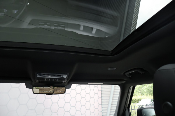 Land Rover Defender 110 P300e X-Dynamic SE
