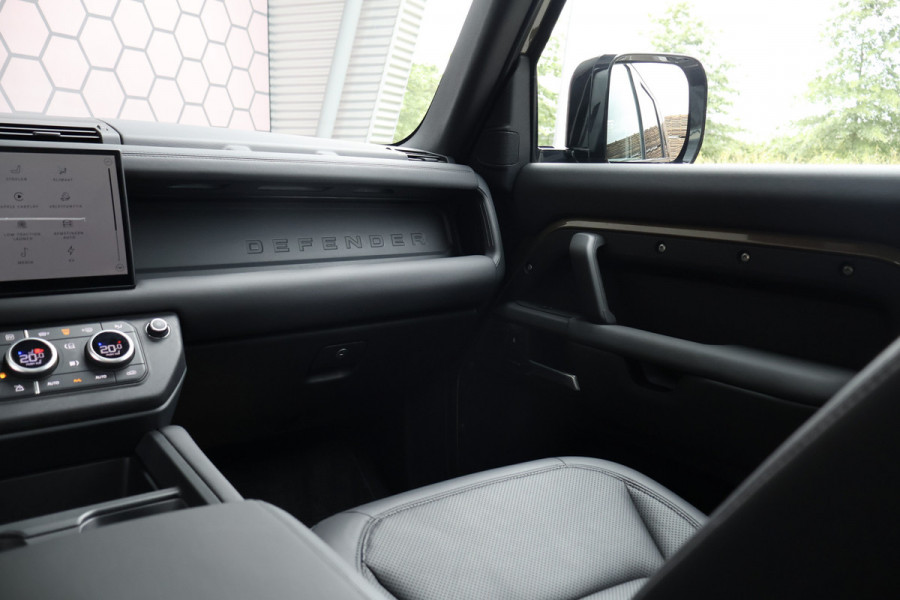 Land Rover Defender 110 P300e X-Dynamic SE