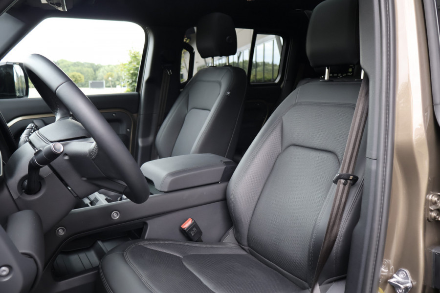 Land Rover Defender 110 P300e X-Dynamic SE