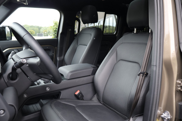 Land Rover Defender 110 P300e X-Dynamic SE