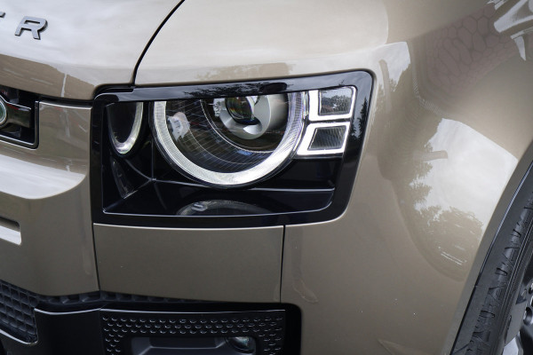 Land Rover Defender 110 P300e X-Dynamic SE