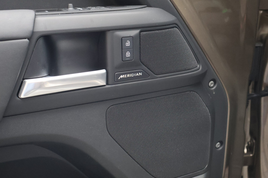 Land Rover Defender 110 P300e X-Dynamic SE