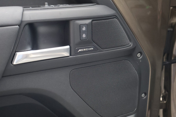 Land Rover Defender 110 P300e X-Dynamic SE