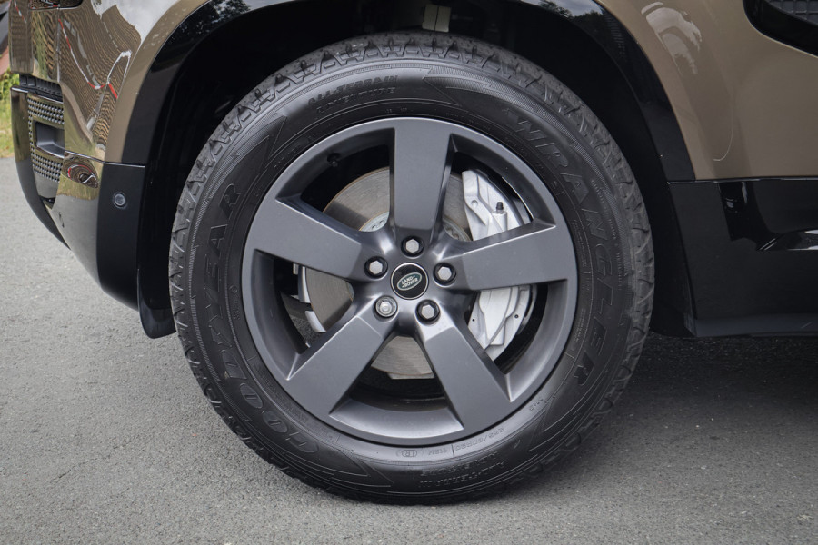 Land Rover Defender 110 P300e X-Dynamic SE