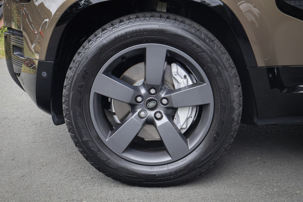 Land Rover Defender 110 P300e X-Dynamic SE
