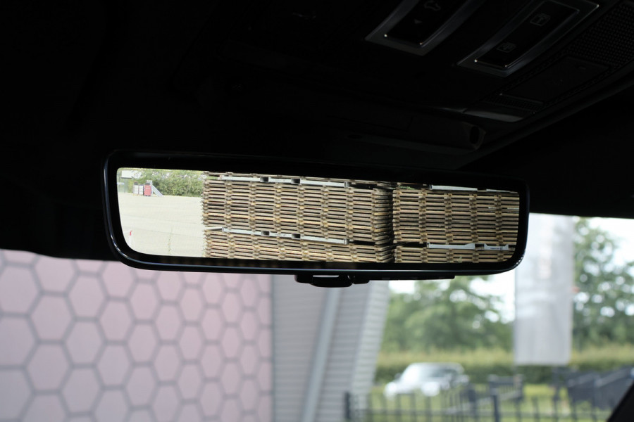 Land Rover Defender 110 P300e X-Dynamic SE
