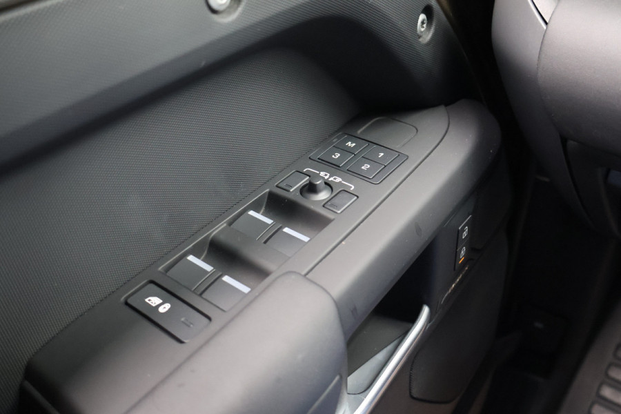 Land Rover Defender 110 P300e X-Dynamic SE