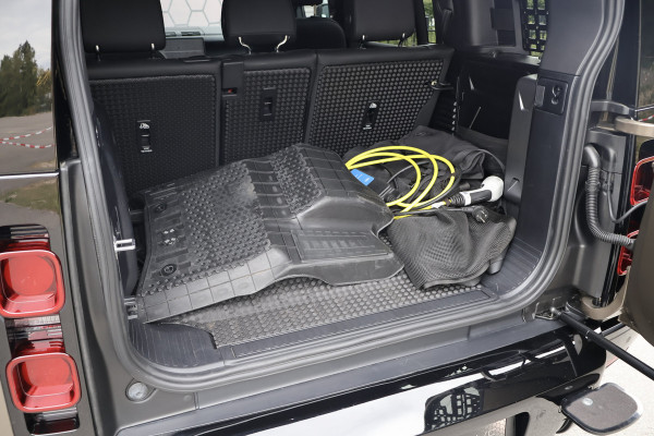 Land Rover Defender 110 P300e X-Dynamic SE