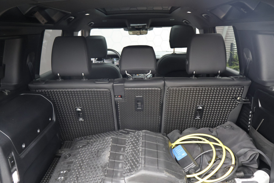 Land Rover Defender 110 P300e X-Dynamic SE
