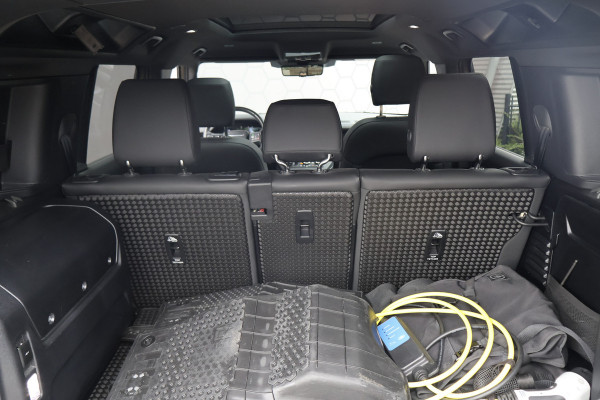 Land Rover Defender 110 P300e X-Dynamic SE